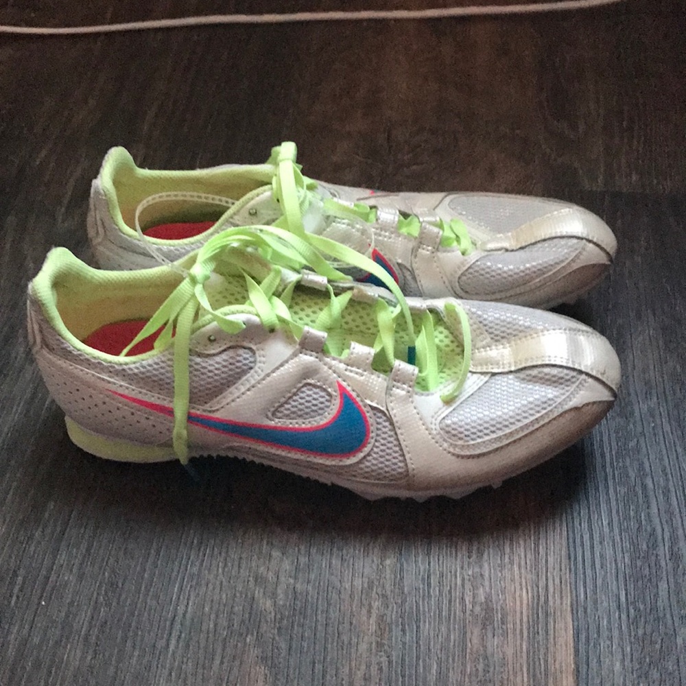 🔘 NWOT - Multi Use Nike track shoes - size 8